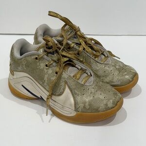 Kids Nike grade School LeBron (Gold laces) Size 1.5Y